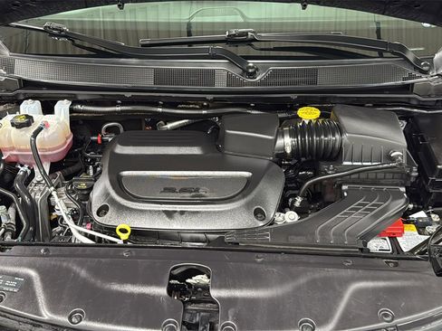 Used 2024 Chrysler Pacifica Touring-L image 26