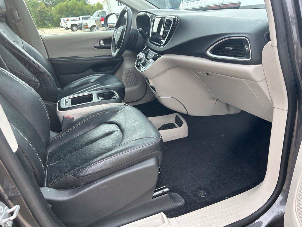 Used 2022 Chrysler Pacifica Touring-L FWD image 3