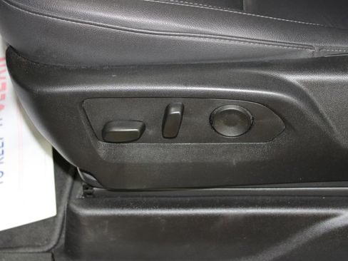 Used 2025 Chevrolet Suburban Z71 image 13