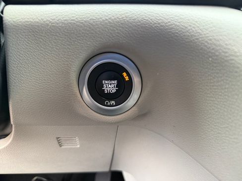 Used 2023 Chrysler Pacifica Touring-L FWD image 30