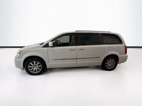 Used 2016 Chrysler Town & Country Touring w/ Driver Convenience Group image 9
