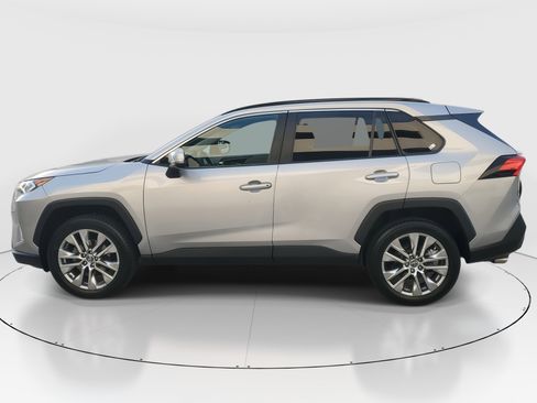 Used 2020 Toyota RAV4 XLE Premium image 6