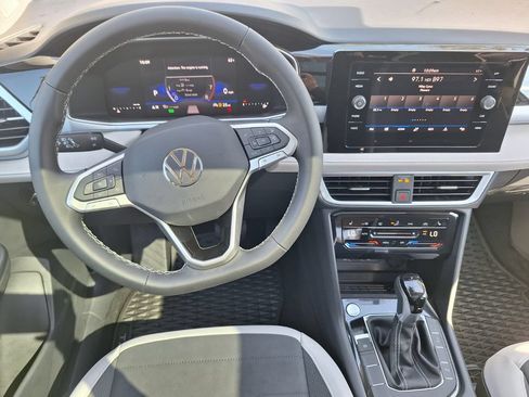 Used 2025 Volkswagen Taos SE FWD image 21
