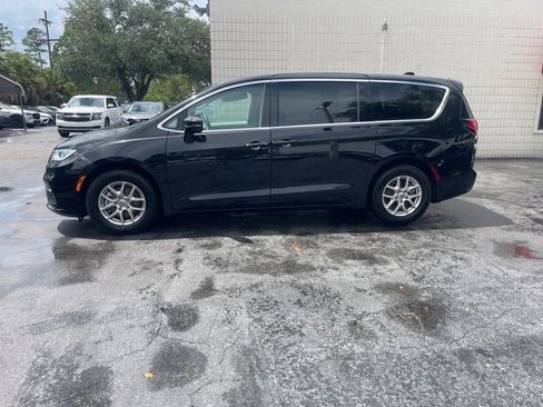 Used 2024 Chrysler Pacifica Touring-L FWD image 2