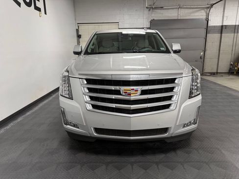 Used 2020 Cadillac Escalade Luxury AWD/4WD image 3