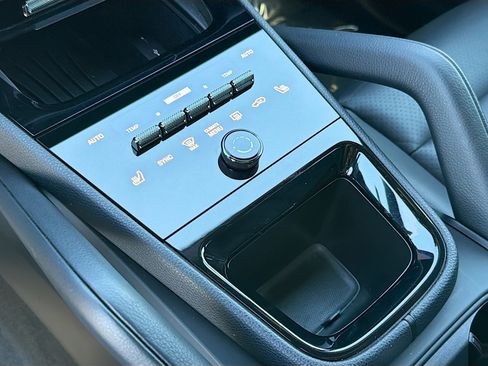 Used 2025 Porsche Cayenne image 44