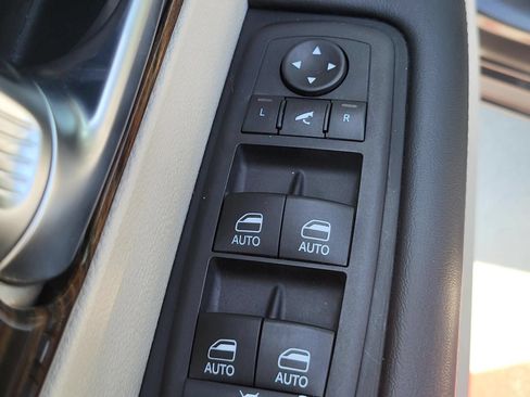 Used 2023 Chrysler Pacifica Limited FWD image 18