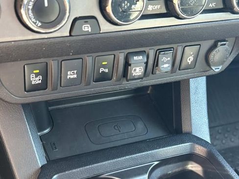 Used 2018 Toyota Tacoma TRD Sport AWD/4WD image 29