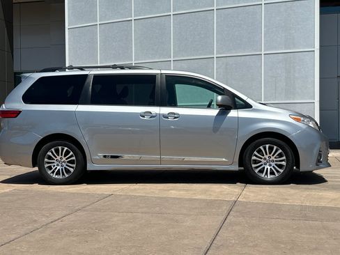 Certified 2018 Toyota Sienna XLE w/ XLE Navigation Package FWD image 3