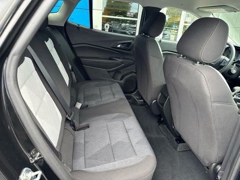 Used 2024 Chevrolet Trax LS w/ LS Convenience Package FWD image 5