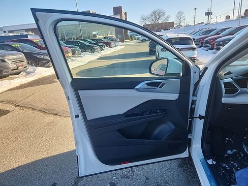 New 2026 Volkswagen Taos SE AWD/4WD image 11