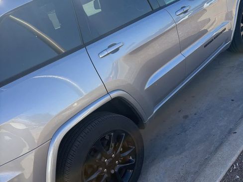 Used 2021 Jeep Grand Cherokee Laredo X image 3