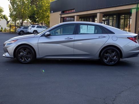 Used 2022 Hyundai Elantra SEL w/ Preferred Accessory Package image 10