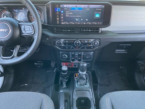 Used 2024 Jeep Gladiator Sport AWD/4WD image 11
