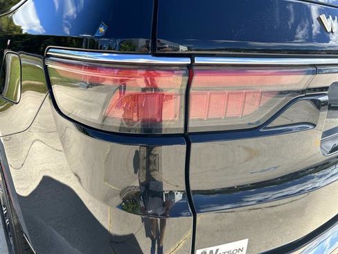 Used 2024 Jeep Wagoneer Series II w/ Flexible Seating Group image 11