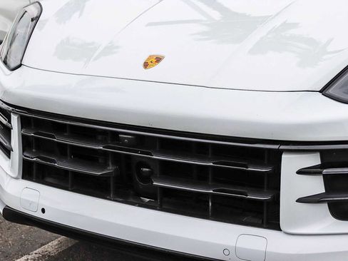 Used 2024 Porsche Cayenne Coupe image 3