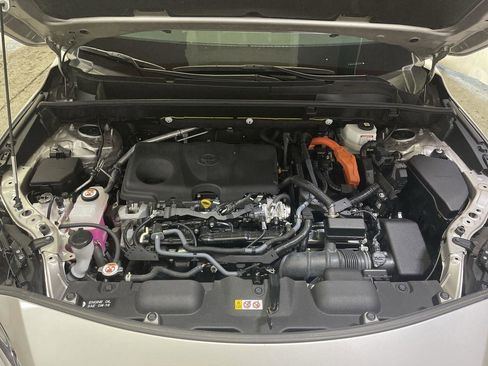 Used 2024 Toyota Venza XLE image 25