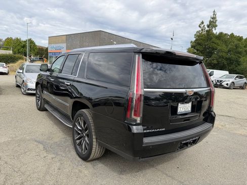 Used 2017 Cadillac Escalade ESV Luxury RWD image 3