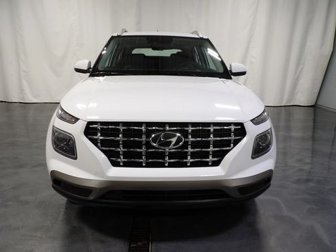 Used 2025 Hyundai Venue SEL FWD image 2