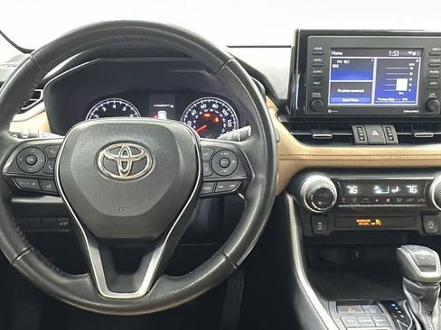 Used 2022 Toyota RAV4 XLE Premium image 11