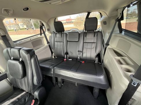 Used 2011 Chrysler Town & Country Touring-L w/ Entertainment Group #2 FWD image 16