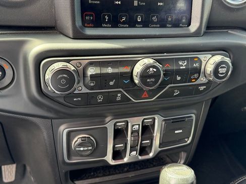 Used 2018 Jeep Wrangler Unlimited Sahara image 25