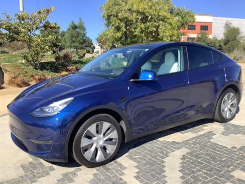 Used 2020 Tesla Model Y Long Range image 1