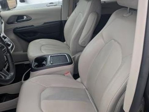 Used 2021 Chrysler Pacifica Touring-L image 7