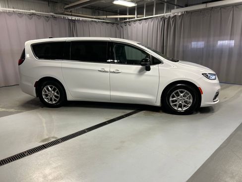 Used 2024 Chrysler Pacifica Touring-L FWD image 8