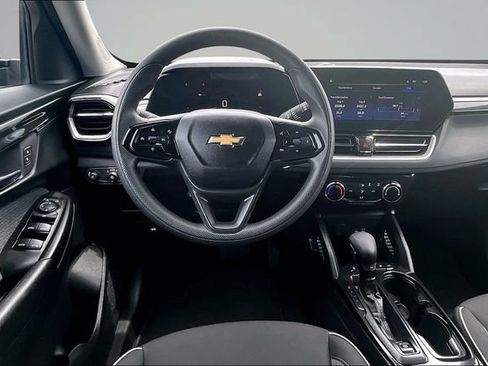Used 2025 Chevrolet TrailBlazer LT AWD/4WD image 8