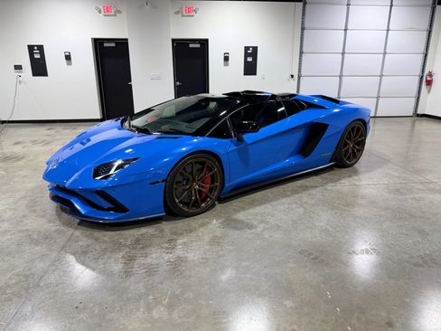 Used 2018 Lamborghini Aventador S AWD/4WD image 3