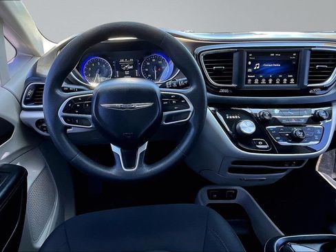 Used 2018 Chrysler Pacifica Touring Plus w/ Tire & Wheel Group FWD image 5