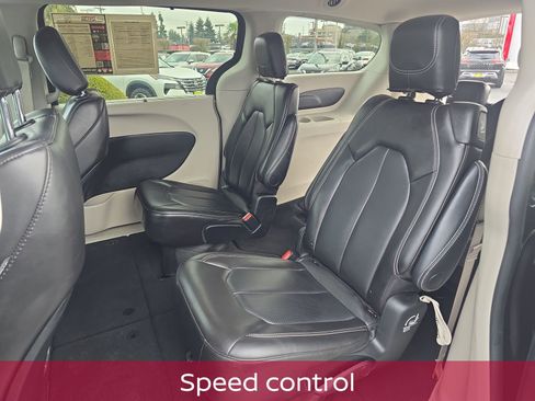 Used 2023 Chrysler Pacifica Touring-L image 24