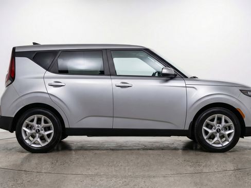 Used 2025 Kia Soul LX w/ LX Technology Package FWD image 11