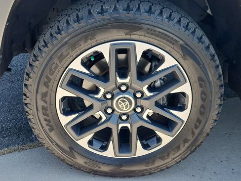 Used 2022 Toyota Tundra Limited AWD/4WD image 23