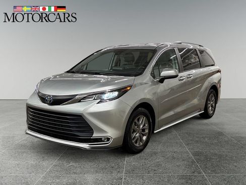 Used 2024 Toyota Sienna XLE w/ XLE Plus Package FWD image 7