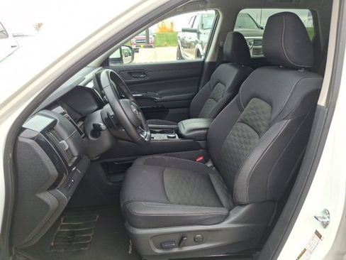 Used 2024 Nissan Pathfinder SV image 7