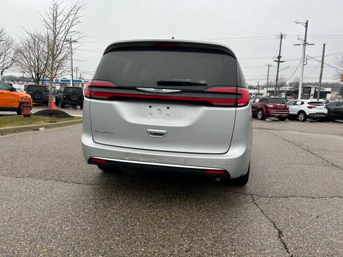 Certified 2024 Chrysler Pacifica Touring-L image 18