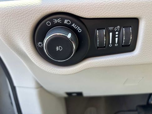 Used 2020 Chrysler Pacifica Touring-L Plus w/ Tire & Wheel Group image 26