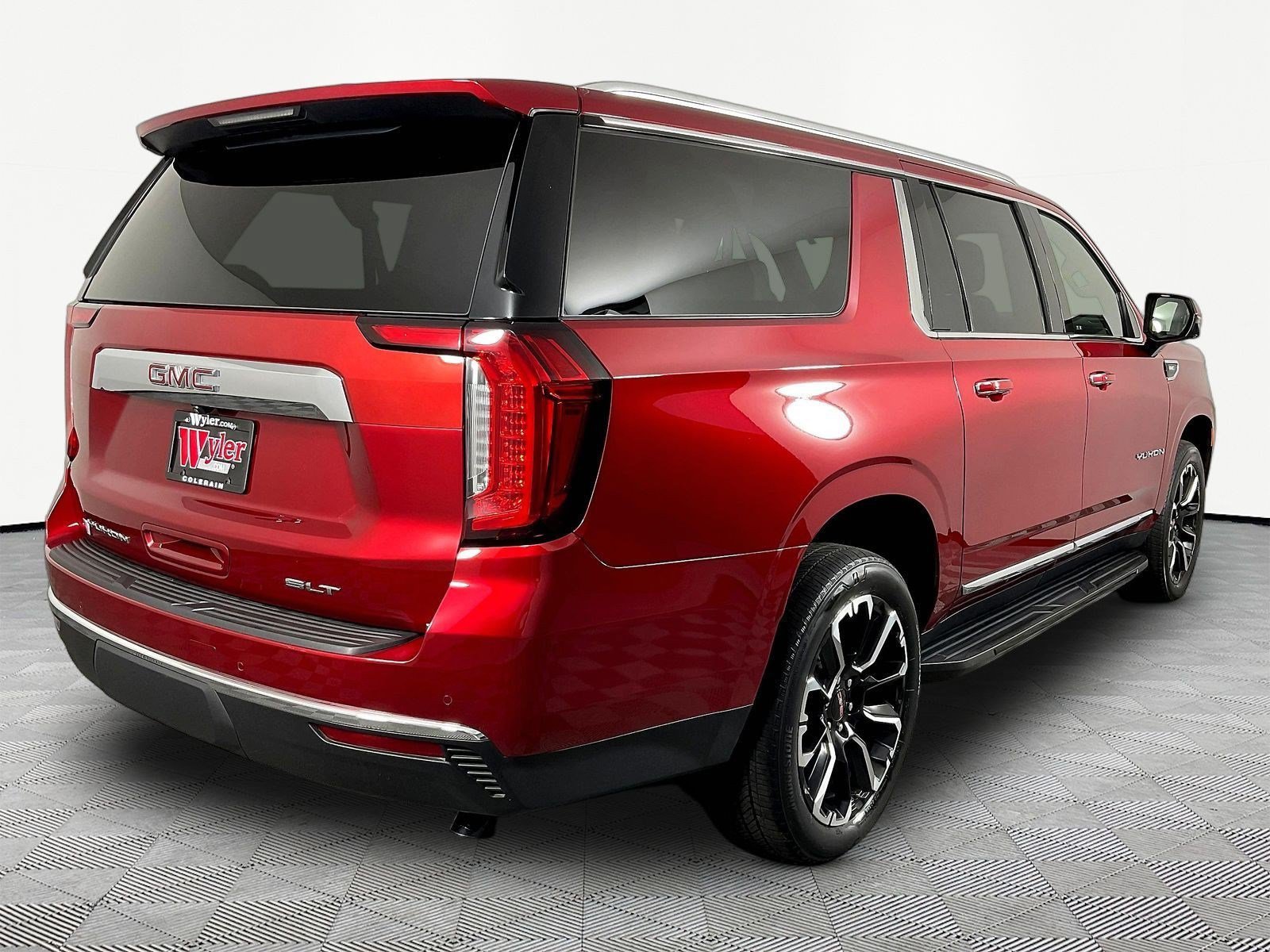 Used 2023 GMC Yukon XL SLT w/ SLT Premium Package AWD/4WD image 6