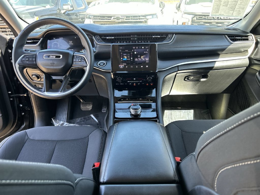 Used 2023 Jeep Grand Cherokee Laredo AWD/4WD image 18