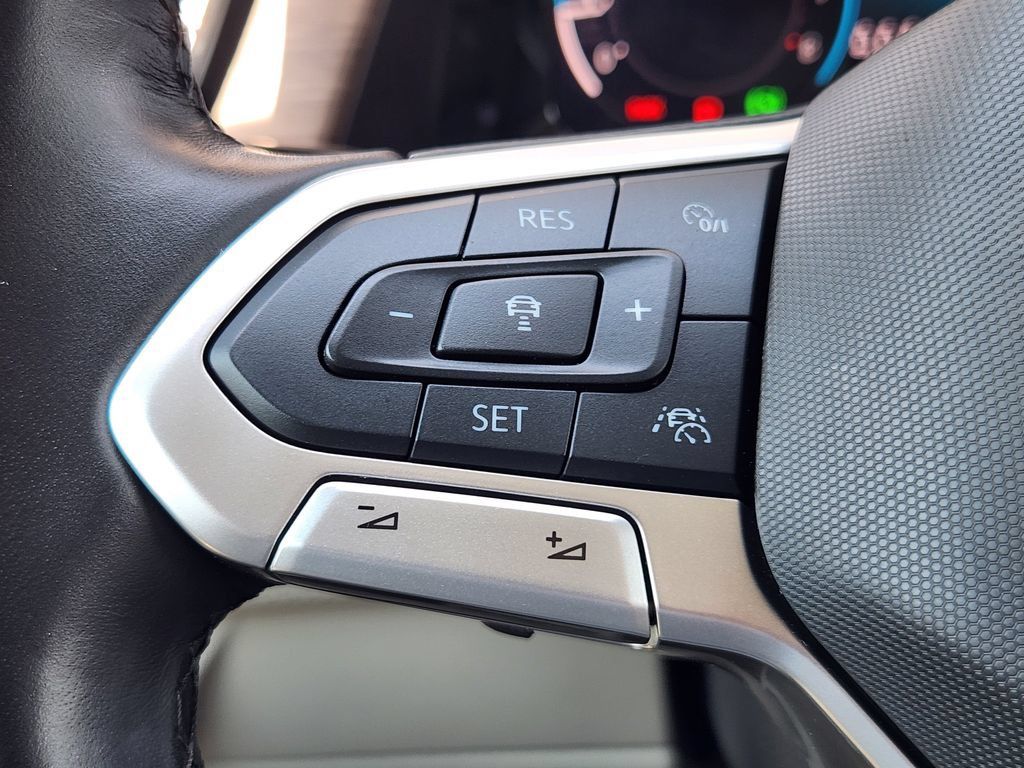 Certified 2025 Volkswagen Atlas SEL Premium R-Line AWD/4WD image 24