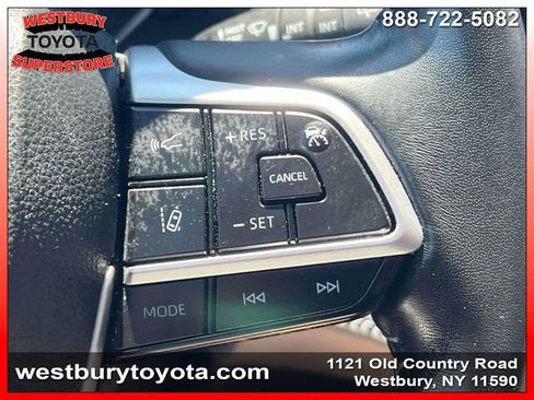 Used 2023 Toyota Highlander XLE AWD/4WD image 25