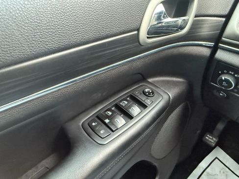 Used 2020 Jeep Grand Cherokee Limited w/ Luxury Group II image 19