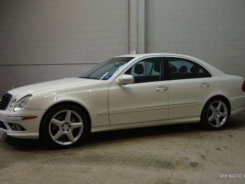 Used 2009 Mercedes-Benz E 550 Sedan image 29