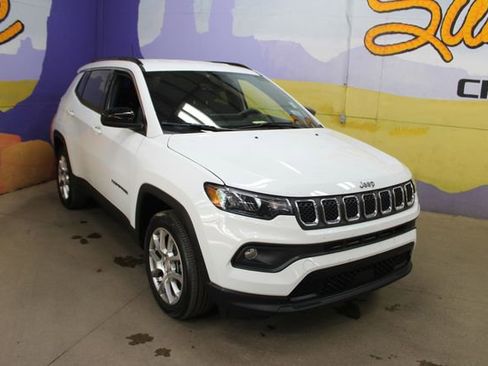 Used 2023 Jeep Compass Latitude AWD/4WD image 2