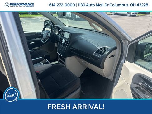 Used 2012 Chrysler Town & Country Touring w/ Entertainment Group #1 FWD image 23