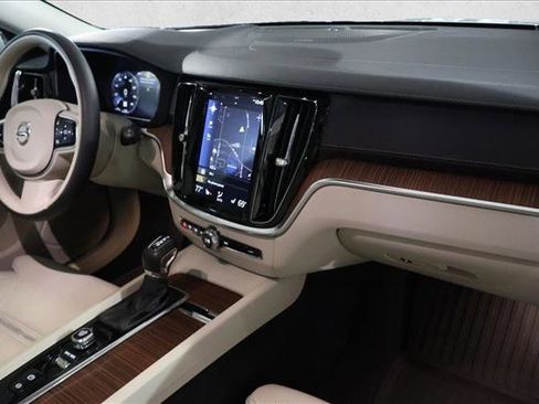 Used 2020 Volvo V60 T5 Cross Country image 28