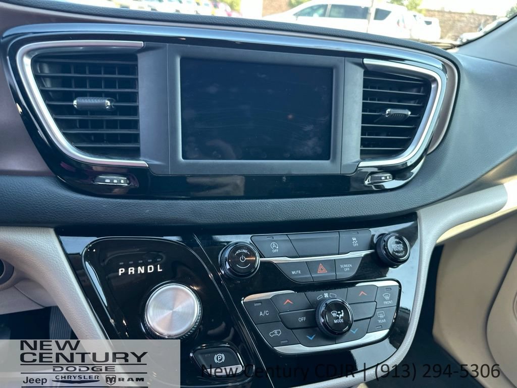 Used 2022 Chrysler Voyager LX FWD image 16