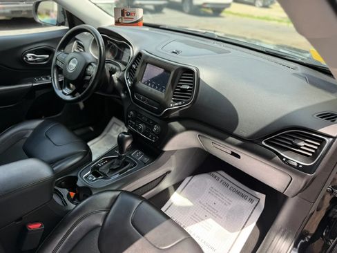 Used 2019 Jeep Cherokee Latitude Plus AWD/4WD image 17
